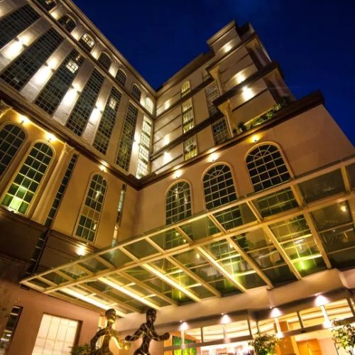 Tamu menyesuaikan diri dengan tuan rumah